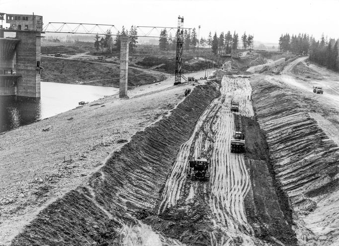 Archivní fotografie z historie z výstavby vodárenské nádrže Švihov na Želivce.