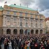 Střelba na Filozofické fakultě UK - pieta - obejmutí školy, zpěv, zármutek, studenti