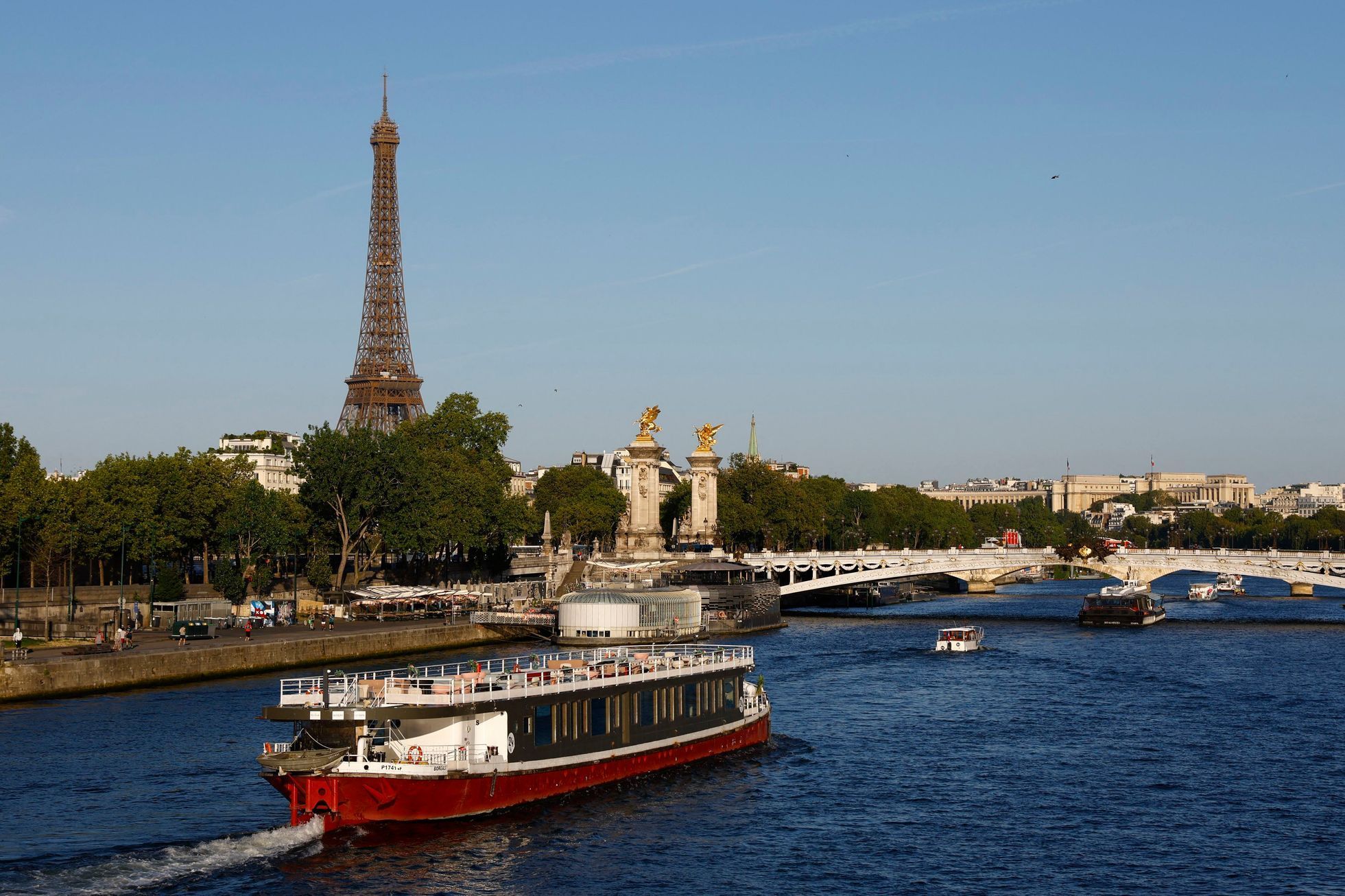 Technical test on the Seine river in Paris