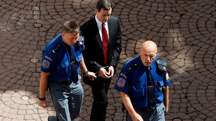 Hejtmani před soudem: Obžalobě čelili za miliony v krabici od vína, Opencard i dotace