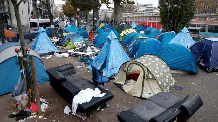 U Paříže policie vyklízí další tábořiště migrantů, přesune je do center a tělocvičen