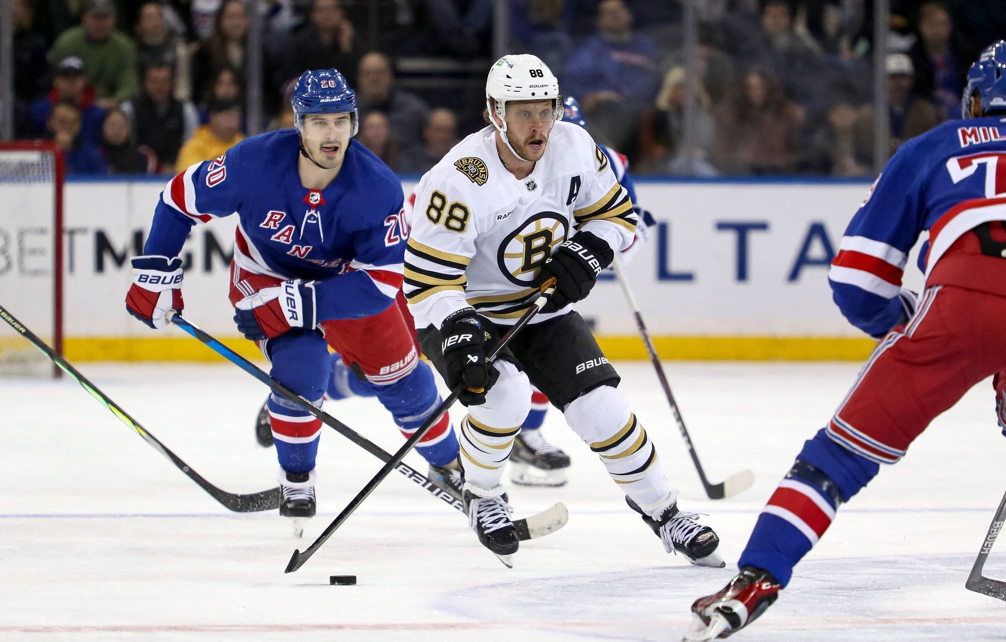 David Pastrňák v zápase NHL na ledě New Yorku Rangers