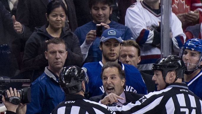 Zápas NHL Vancouver vs Calgary a vzteklý domácí kouč John Tortorella