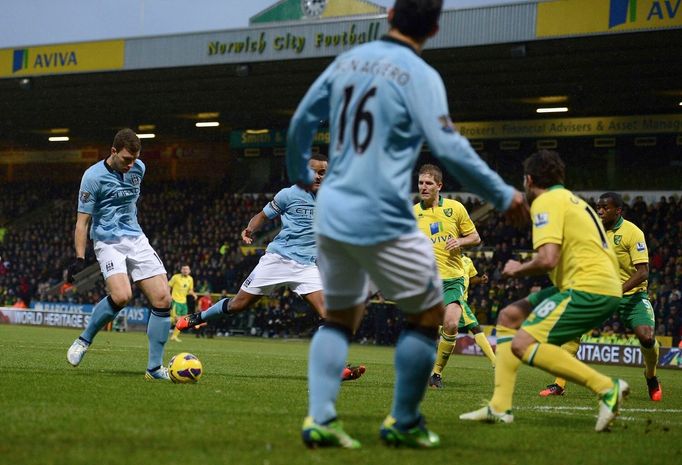 Edin Džeko z Manchesteru City (vlevo) dává svůj druhý gól do sítě Norwiche.