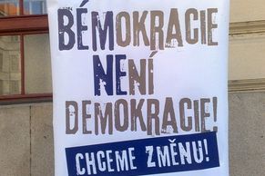 Před pražským magistrátem demonstrovala opozice i betonožrouti
