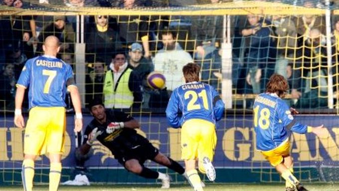 Andrea Gasbarroni z Parmy střílí gól Juventusu v zápase Serie A.