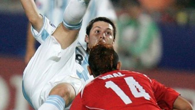 Spektakulární kousek Matiasa Sancheze z Argentiny během semifinále MS "20" mezi Argentinou a Chile.