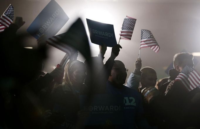 Dust surrounds people listening to U.S. President Barack Obama talk at a campaign event inside a very dusty building at the Franklin County fairgrounds in Hilliard, Ohio, November 2, 2012. REUTERS/Larry Downing (UNITED STATES - Tags: POLITICS ELECTIONS USA PRESIDENTIAL ELECTION TPX IMAGES OF THE DAY) Published: Lis. 2, 2012, 9:28 odp.