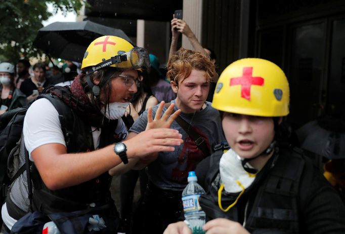 Demonstrace bělošských nacionalistů ve Washingtonu, která se konala přesně rok po násilných střetech v Charlottesville.