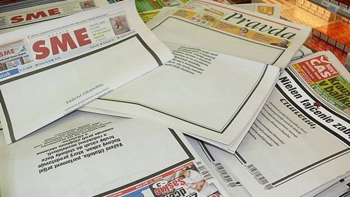 Titulní strany slovenských deníků během protestu proti novele tiskového zákona.
