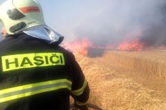 Na Klatovsku hořelo pole, s požárem bojovalo třicet hasičů