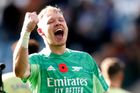 Aaron Ramsdale slaví triumf Arsenalu na půdě Leicesteru