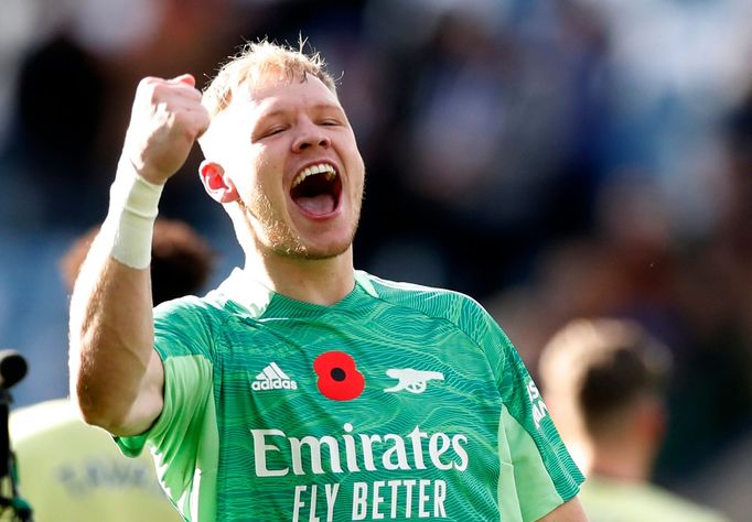 Aaron Ramsdale slaví triumf Arsenalu na půdě Leicesteru