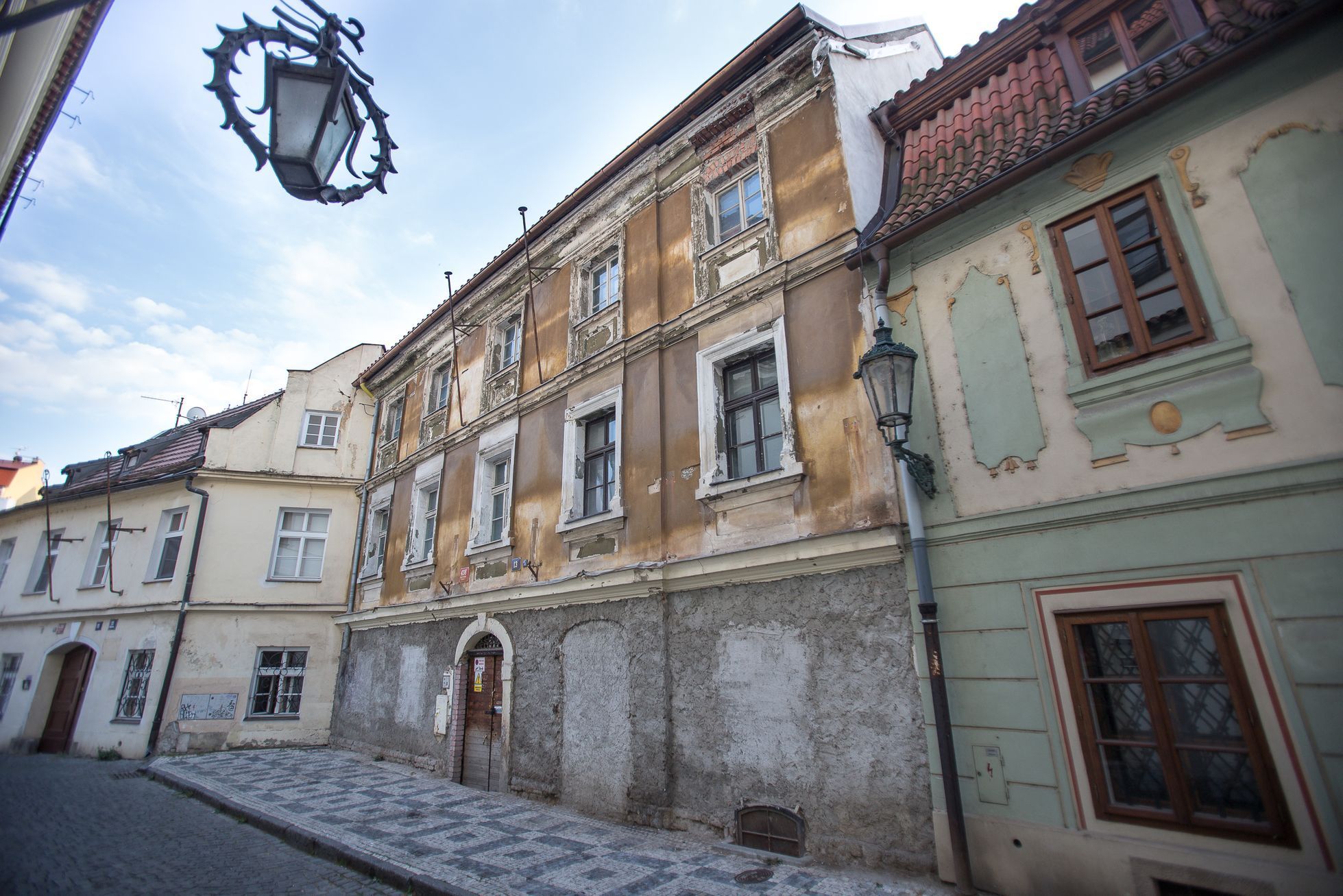 Prázdné domy v okolí Pražského hradu