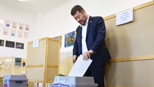 Předseda SPD Tomio Okamura odevzdal svůj hlas ve volbách do Poslanecké sněmovny 8. října 2021 v Základní škole Cesta k úspěchu v Praze.