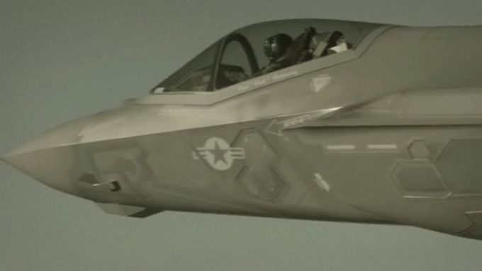 Americké letectvo zveřejnilo záznam testování stíhačky F-35, jejíž vývoj patří se svými téměř 400 miliardami dolar k nejdražším projektům armády.