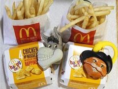 Happy meal od McDonald's. Návštěvníci si na podzim v USA mohou vybírat mezi figurkami ze Shreka. Kocoura, nebo radši oslíka?