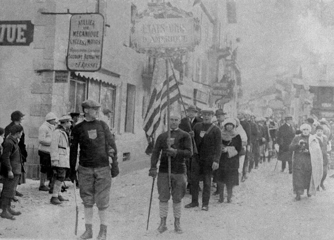 1924 Popis:The U.S. is represented during opening ceremonies for the I Winter Olympics in Chamonix, France, Jan. 25, 1924. (AP Photo)