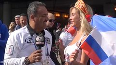 Světový šampionát ve fotbale změnil ruské ulice na karneval písní, tanců a divných kostýmů.