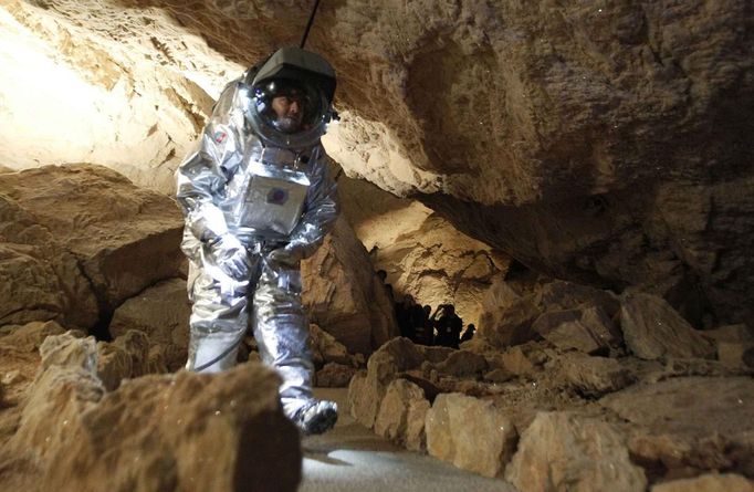 Physicist Daniel Schildhammer wears the Aouda.X spacesuit simulator during a field test of Oesterreichisches Weltraum Forum (Austrian space forum) inside the Eisriesenhoehle (giant ice cave) at Dachstein mountain near the village of Obertraun April 28, 2012. The Aouda.X is a spacesuit simulator for manned missions to Mars, which is being developed under the Mars Analog Research Program PolAres and allows to simulate environmental conditions, a real space suit would be faced on Mars. REUTERS/Lisi Niesner (AUSTRIA - Tags: SCIENCE TECHNOLOGY) Published: Dub. 28, 2012, 3:19 odp.