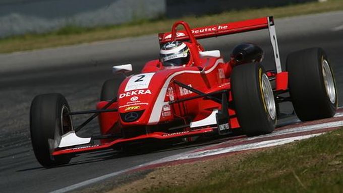 Německý jezdec Nico Hülkenberg si jede pro vítězství v Masters Formule 3 na trati v Zolderu.