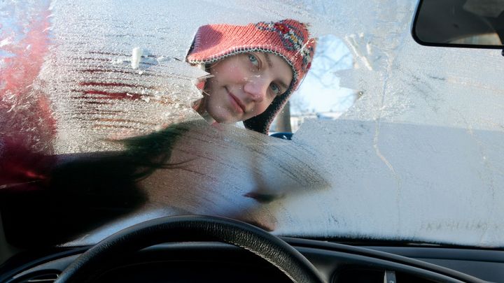 Zamrzla kapalina v ostřikovačích? Co opravdu funguje a čemu se vyhnout