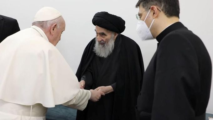 Papež se setkal s šíitským duchovním Alím Sistáním. Františkovi je 84 let, Sistánímu 90 let.