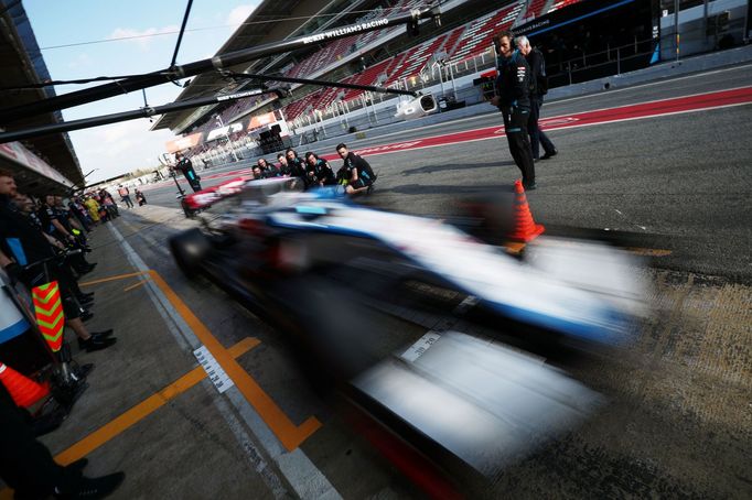 Nicholas Latifi ve Williamsu při prvních testech F1 v Barceloně 2020