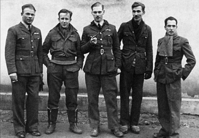 Josef Bryks (zcela vlevo) s Otakarem Černým (druhý zprava) ve skupině zajatců v táboře Oflag XXIB poblíž Szubinu (jaro 1943).