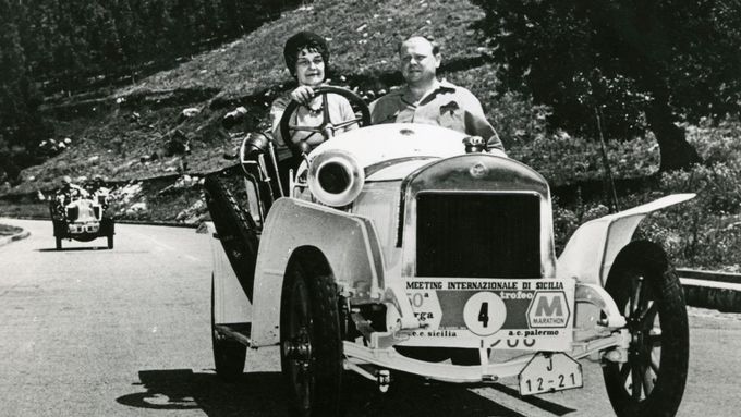 Eliška Junková s Aloisem Samohýlem při vzpomínkové jízdě závodu Targa Florio, květen 19žž.