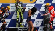 Ital Iannone bouřlivě slavil vítězství v kategorii Moto2. Odnesla to i krásná hosteska.