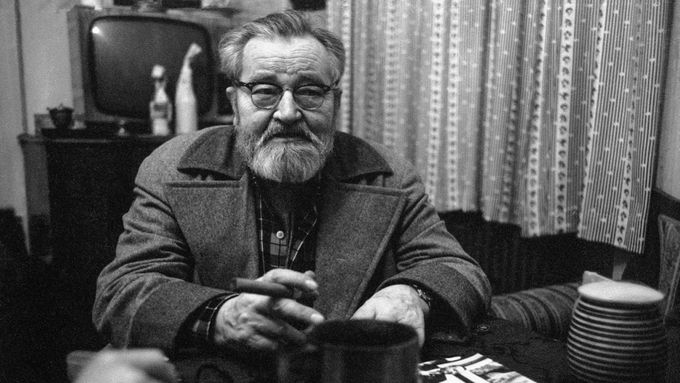 Jan Werich na pražské Kampě, 1975.