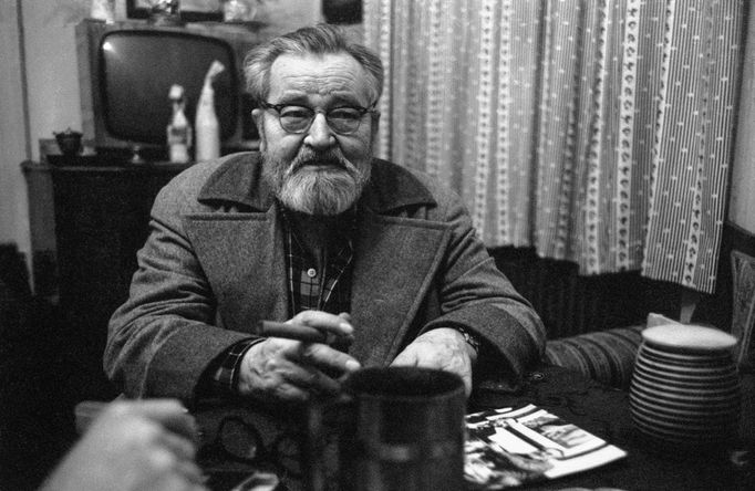 Jan Werich na pražské Kampě, 1975.