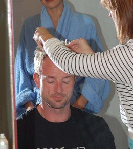 Rukama vizážistů musí projít i Tomáš Dvořák.