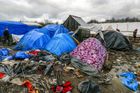 Stovky migrantů v Calais dostaly ultimátum. "Džungli" musí opustit do úterního večera