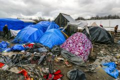 Stovky migrantů v Calais dostaly ultimátum. "Džungli" musí opustit do úterního večera