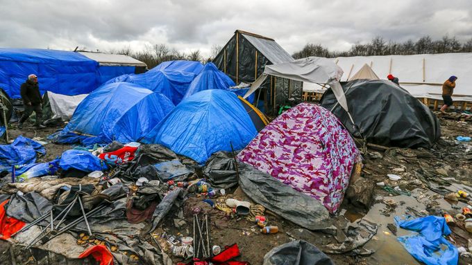 Uprchlický tábor zvaný "džungle" nedaleko francouzského Calais.