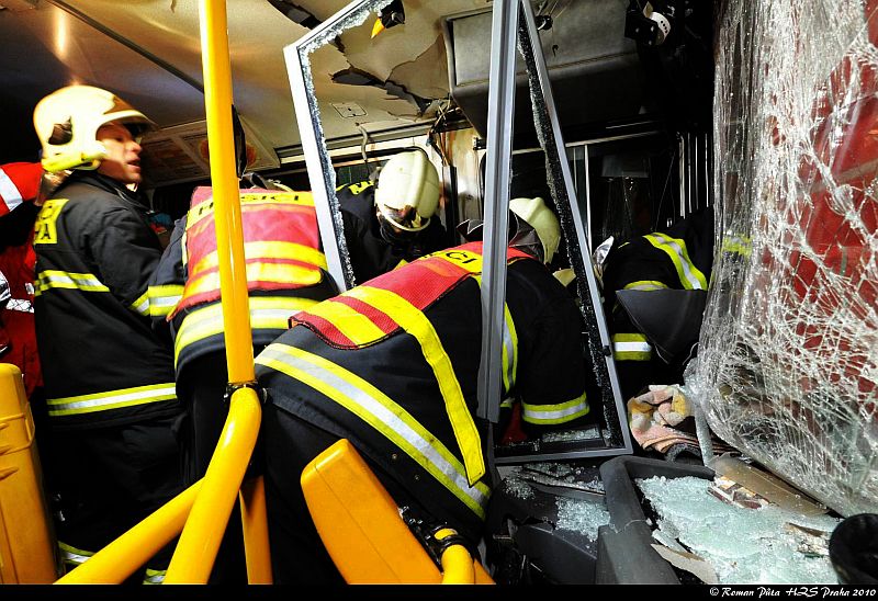 Nehoda autobusu a kamionu na Černém Mostě v Praze