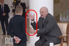 Lukašenko ukázal pionýrům "trik" s lahví. Sál mu aplaudoval, na sítích je pro smích