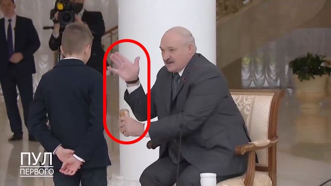 Lukašenko ukázal malým pionýrům "trik" s lahví. Aplaudoval mu celý sál.