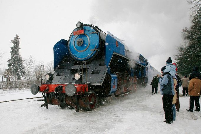 Albatros. Parní lokomotiva řady 498. Přezdívá se jí podle ptáka albatrose kvůli bílému orámování, rychlosti a "plavnosti" pohybu. Stejnou přezdívku má i elektrická lokomotiva třídy 180.