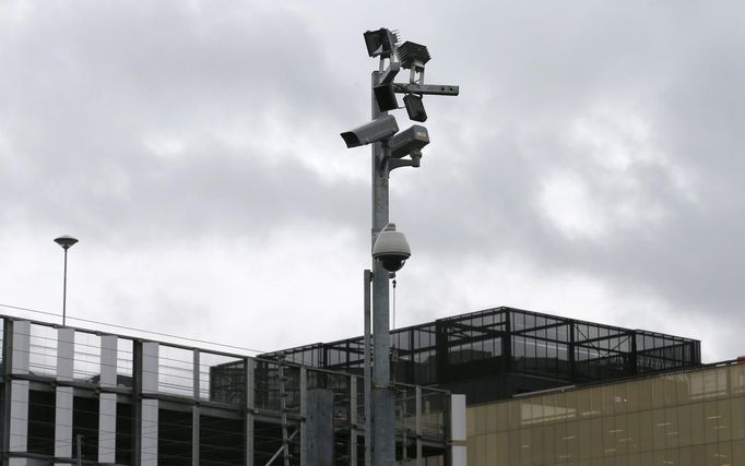 A pole of security cameras is seen outside the Olympic Athletes Village at the Olympic Park in Stratford, the location of the London 2012 Olympic Games, in east London July 16, 2012. The first wave of Olympic athletes and visitors began pouring into Britain on Monday and officials played down fears that a packed London would buckle under the pressure of its biggest peacetime security and transport operation. An embarrassing shortage of security guards, fears over airport queues and questions about the capital's creaking transport system have overshadowed preparations for the Games. REUTERS/Suzanne Plunkett (BRITAIN - Tags: SPORT OLYMPICS MILITARY) Published: Čec. 16, 2012, 3:21 odp.