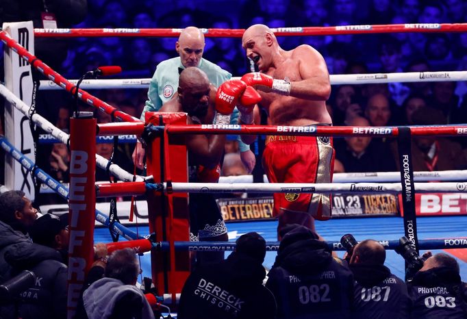 Zápas Tyson Fury (červené trenky) - Derek Chisora o titul šampiona WBC