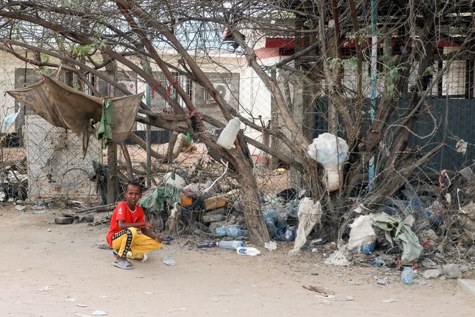 Snímek z Keňské republiky v Africe, která byla pořízena v oblasti města Dadaab v roce 2022, kde je i velký uprchlický tábor pro lidi, kteří byli postižení hladomorem.