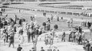 Dostihové derby v Chuchli v roce 1931. Reprofoto z dobové filmové nahrávky