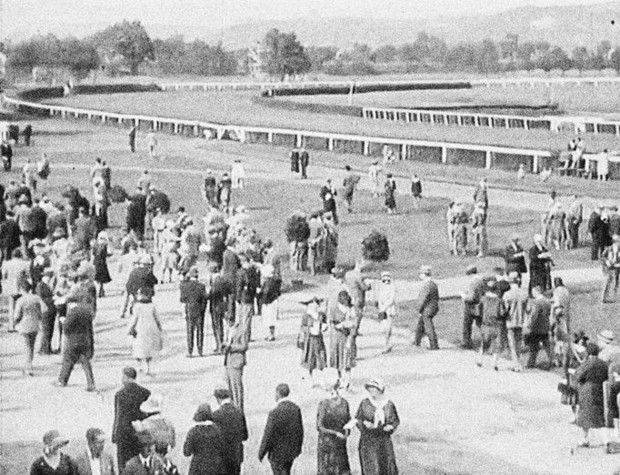 Dostihové derby v Chuchli v roce 1931. Reprofoto z dobové filmové nahrávky