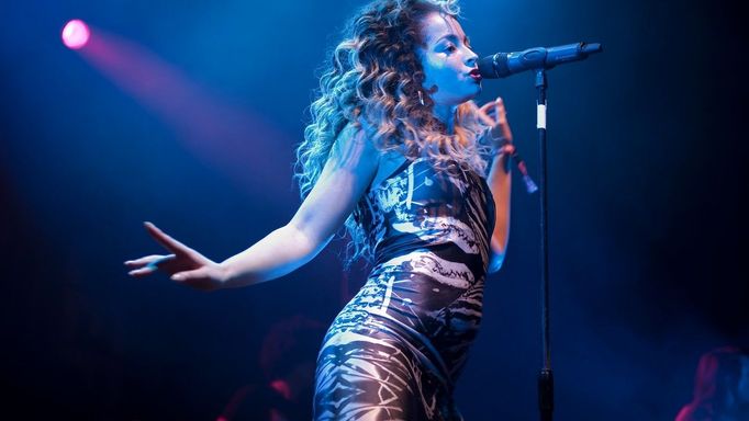 Ella Eyre.