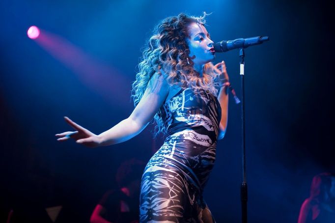 Ella Eyre.