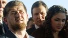 Čečenský proruský premiér Ramzan Kadyrov se modlí během shromáždění v hlavním městě Grozném. Kadyrov je podezřelý ze zorganizování vraždy ruské novinářky Anny Politkovské, která připravovala materiál o mučení v Čečensku