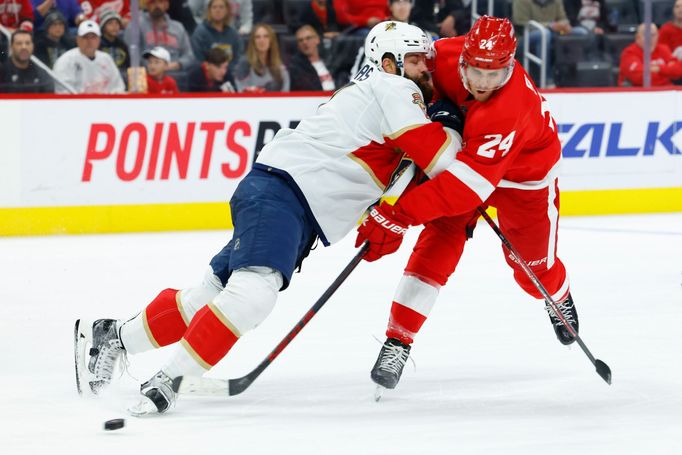 Radko Gudas v souboji s Piem Suterem z Detroitu.